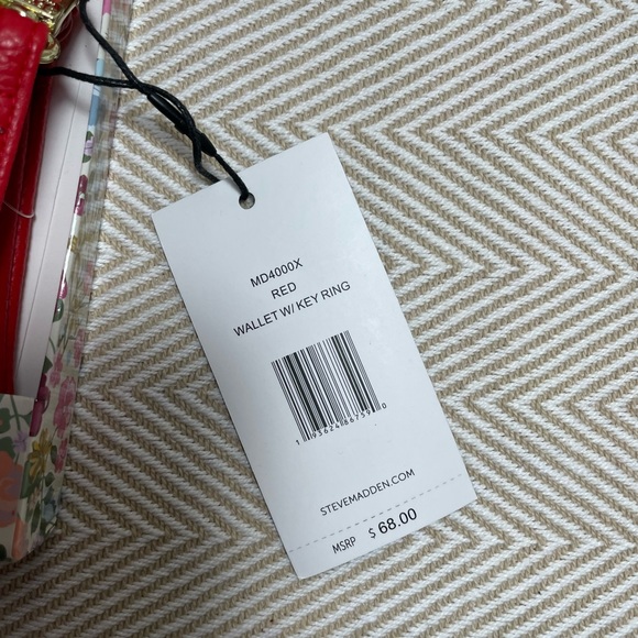 Steve Madden wallet with key ring red - Picture 8 of 10